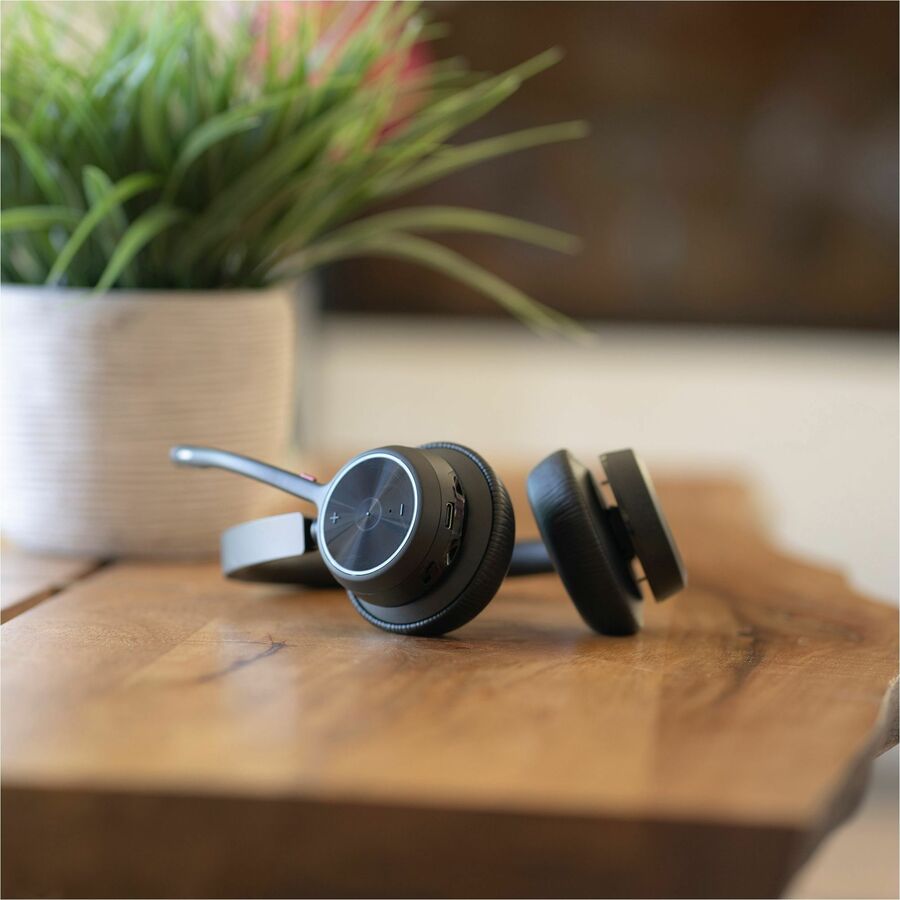 Poly Voyager 4320 USB-C Headset + BT700 Dongle + Charging Stand - 77Z31AA
