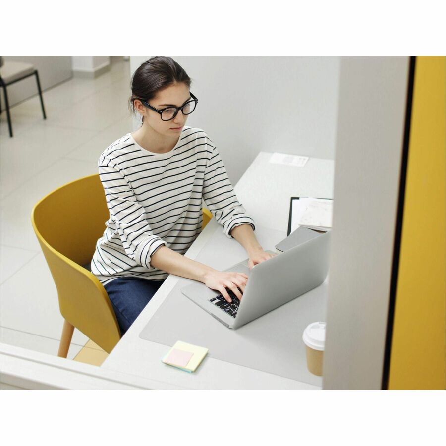 DURABLE Desk Mat 530x400 mm with Contoured Edges PP - 712219